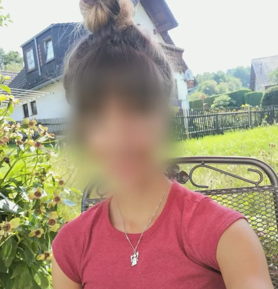 Larissa, 24