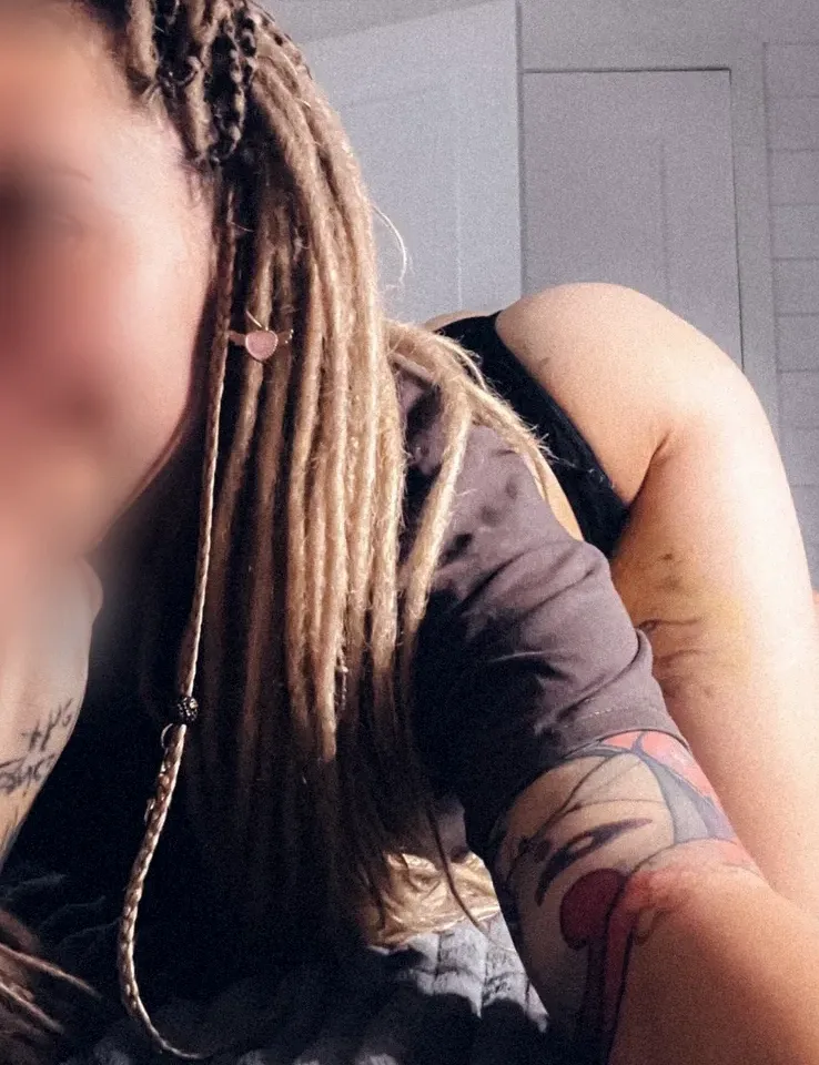Manuela, 26